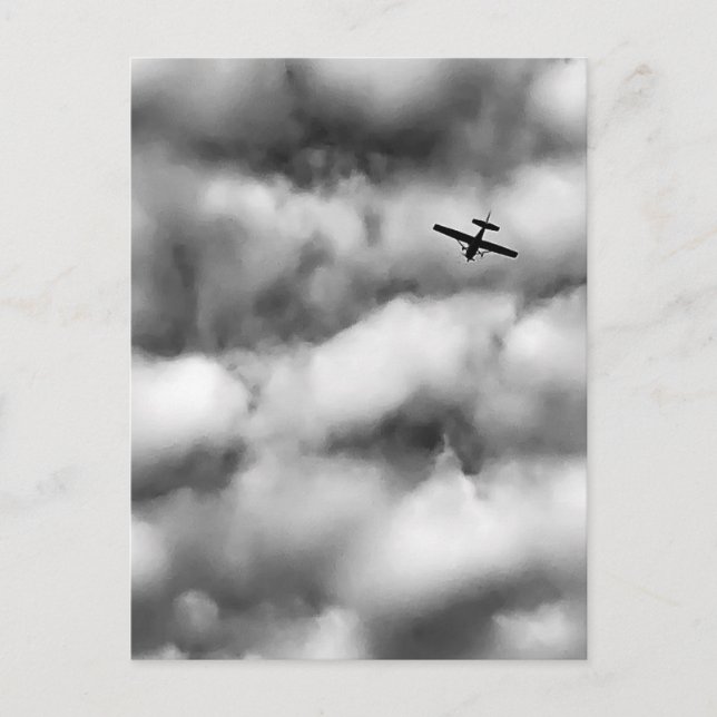 Litet flygplan flygande i molnig himmel Foto Vykort (Framsida)