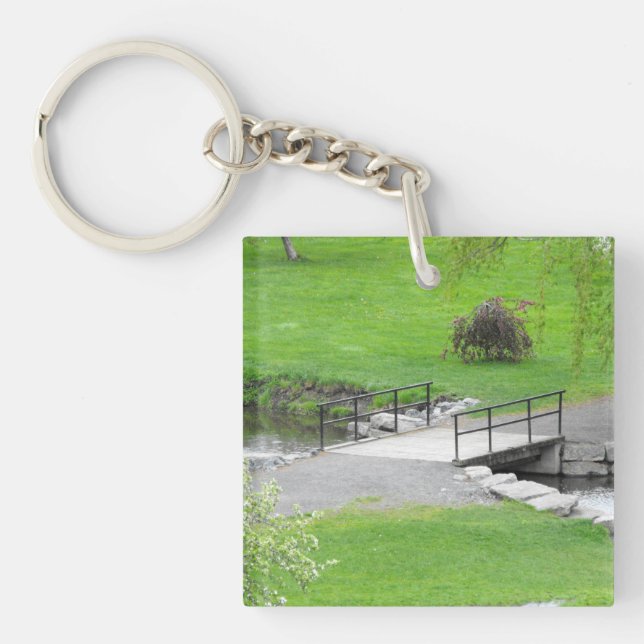 Litet överbrygga över ett litet strömmer Keychain (Framsidan)