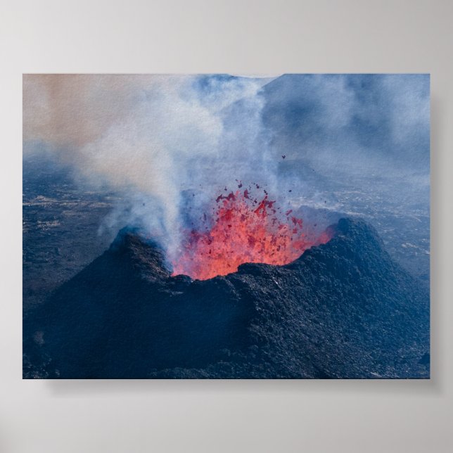 Litli Hrutur volcano eruption in Iceland Poster (Framsidan)