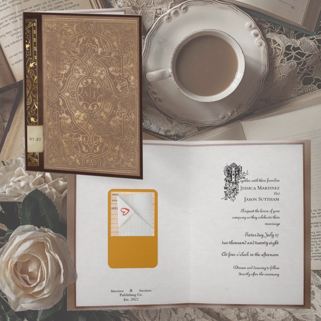Litterärt bröllop med vikta noteringar i bibliotek inbjudan (Library book wedding invitation with love note tucked into the return card)