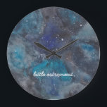 Little Astronaut Space Stor Klocka<br><div class="desc">Inspira rymden eller vetenskapen älskare i ditt liv med den här rumstempererade klockan med en handmålad galaxi fylld med stjärnor och planeter. Med ord "lilla astronaut". Anpassadet är fullt ut. En del av en samling från paketstudior.</div>