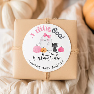 Little Boo är nära att få en babydusch Runt Klistermärke