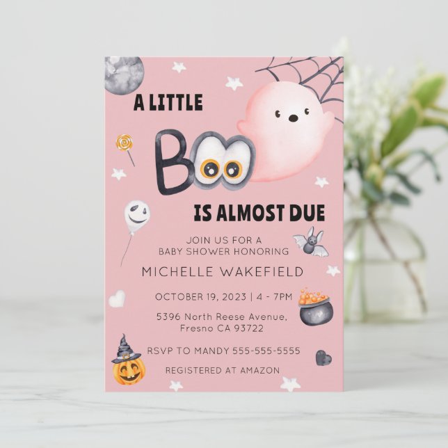 Little Boo är på grund av Rosa Halloween Baby Show Inbjudningar (Stående Fram)