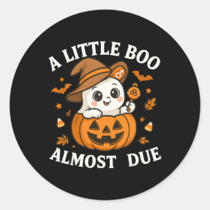 Little Boo är snart på väg till Halloween Gravid R Runt Klistermärke
