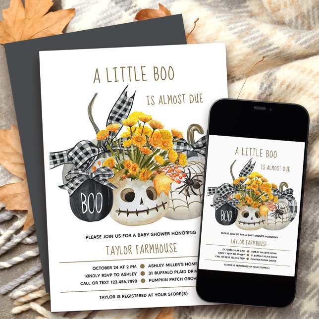 Little Boo Farmhouse Pumpkin Halloween Baby Shower Inbjudningar (Little Boo Halloween Baby Shower Invitation with stylish farmhouse plaid and fall flowers
)