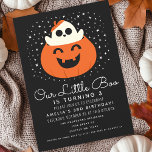 Little Boo Ghost Halloween Kids Cute Birthday Inbjudningar<br><div class="desc">Firar din lilla boo med en spooktaculär födelsedagsäsong. De här vackra barnens födelsedag inbjudan har ett sött spöke som piper ut ur en pumpa mot en svart bakgrund - perfekt för ett party som är lika sött och lekfullt som din lilla. Ordna nu och låt de skrämmande brorna börja!</div>