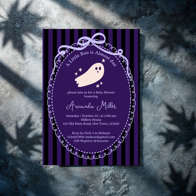 Little boo gullligt spöke Halloween babydusch Invi Inbjudningar (Little boo cute ghost Halloween baby shower Invitation cards template purple stripes retro bow borde)