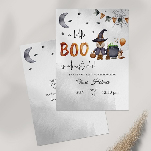 Little Boo Halloween Baby Shower Inbjudningar (Little Boo Halloween Baby Shower Invitation on gray table.)