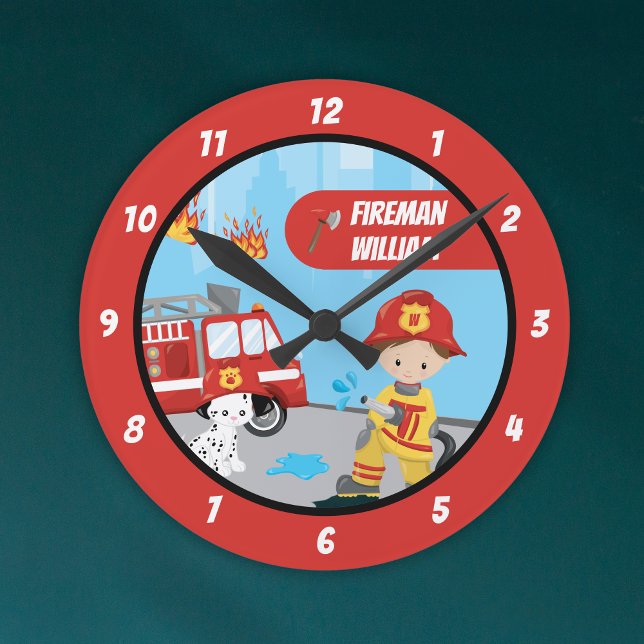Little Boy's Tecknad Fireman med First Namn Red Rund Klocka (Skapare uppladdad)