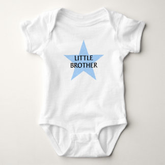 Little Brother på en blå stjärna T-shirt