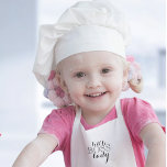 Little Chef Dam Black-skript Barnförkläde<br><div class="desc">Eleganten skrevs i svart "Little Chef Dam".</div>