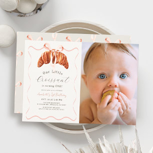 Little Croissant Rosa Bow Girl Photo 1st Birthday Inbjudningar