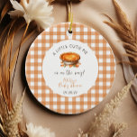 Little Cutie Paj Fall Pumpkin Gingham Baby Shower Julgransprydnad Keramik<br><div class="desc">Little Cutie Paj Fall Pumpkin Gingham Baby Shower Ceramic Ornament - firar ankomsten av ett litet prydnadsföremål med den charmerande "Little Cutie Paj Fall Pumpkin Gingham Baby Shower Ceramic Ornament". Denna vackra keepsaké, försedd med en mysigt gingham mönster och en söt pumpkindkonstruktion, är perfekten memento för Mor till be. Varje...</div>