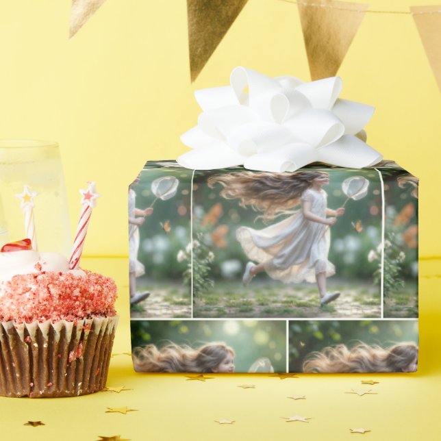 Little Girl Chasing Butterflulies med ett nät Presentpapper (Födelsedagsfest)