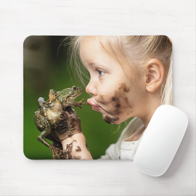 Little Girl Kissing a Muddy Frog Musmatta (Med mus)