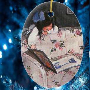 Little Girl läser över soffa Julgransprydnad Keramik