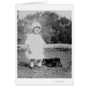 Little Girl med Leksak Wagon Hälsningskort