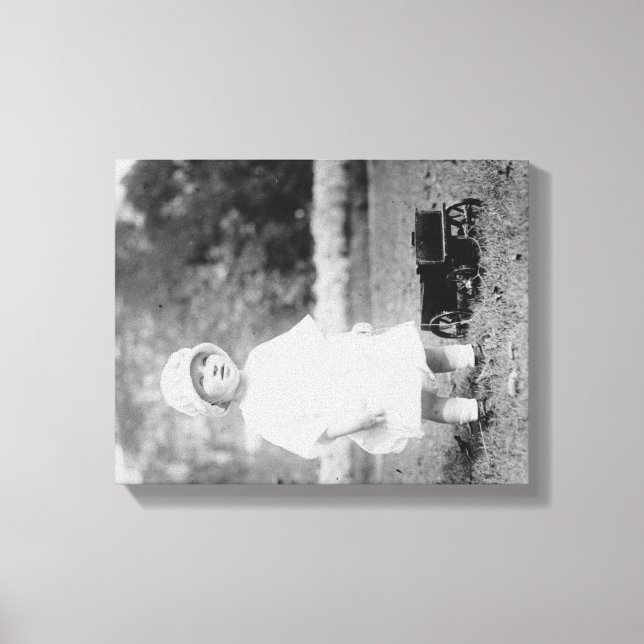 Little Girl med Leksak Wagon Photograph Canvastryck (Framsida)