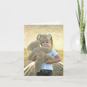 Little Girl med Nalle på Railroad Track Kort