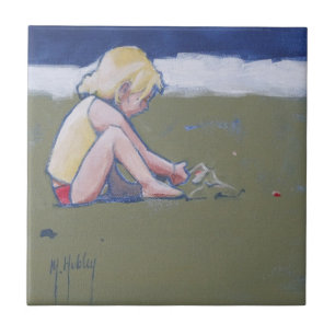 Little Girl på Beach spelar i Sand Kakelplatta