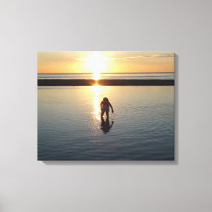 Little Girl spelar vid Sunset i Low Tide Vatten Canvastryck