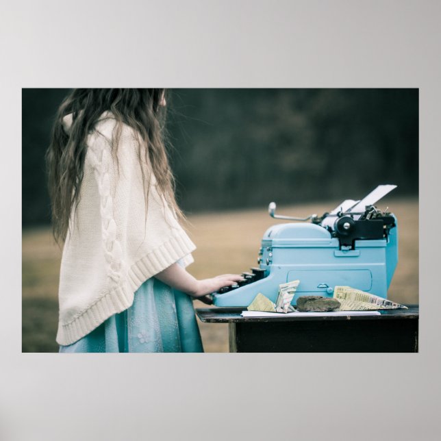 Little Girl Typing a Story Poster (Framsidan)