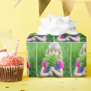 Little Girl with Grönt Ogräs Presentpapper