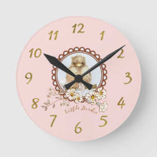 Little Girl's Room Baby Robin med Fält Flowers Rund Klocka