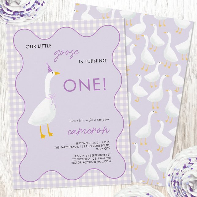 Little Goose Gingham First 1st Birthday Party Inbjudningar (Little Goose geese themed first 1st birthday party invitation with wavy frame and ginghame check)