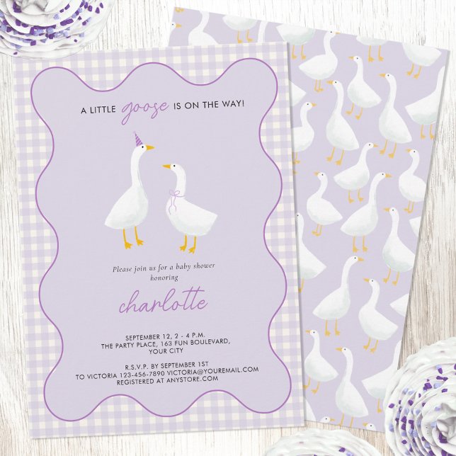 Little Goose Gingham Lilac Baby Shower Inbjudningar (A little goose is on the way geese themed pastel lilac purple baby shower invitation)