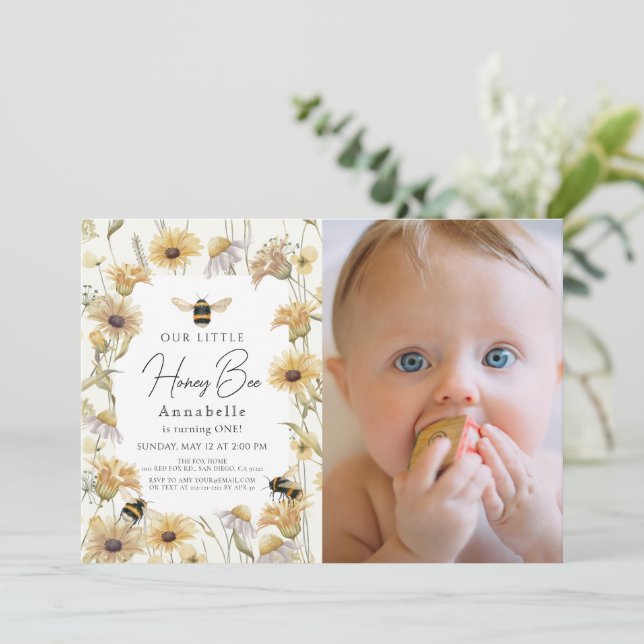 Little honey Bee Chamomile 1st Birthday Photo Inbjudningar (Stående Fram)