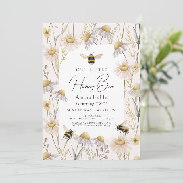Little honey Bee Chamomile Boho Rosa Birthday Inbjudningar (Stående Fram)