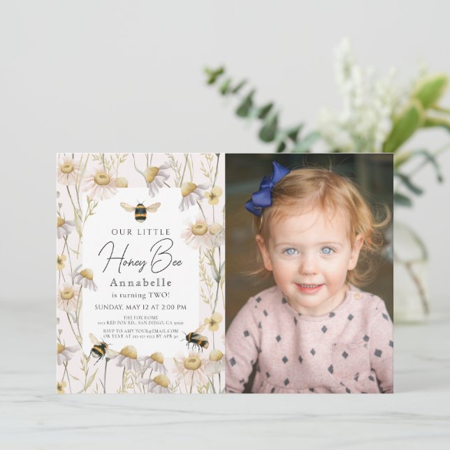 Little honey Bee Chamomile Rosa Birthday Photo Inbjudningar (Stående Fram)