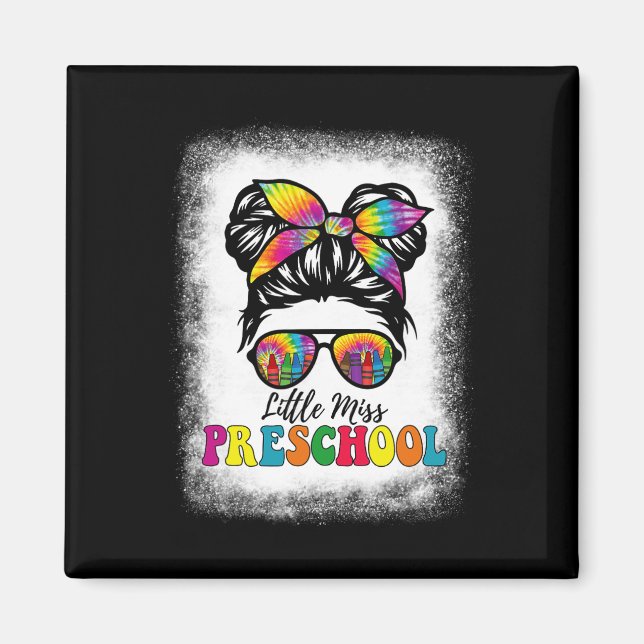 Little Miss Preschool Tie Dye Messy Bun Girl Schoo Magnet (Framsidan)