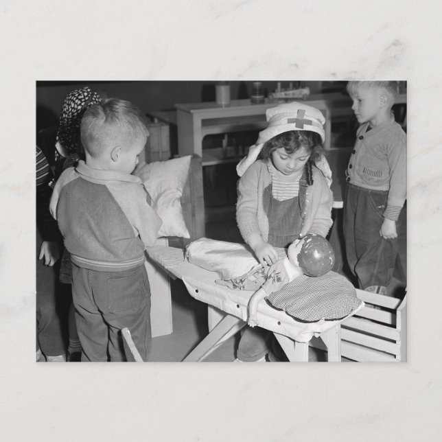 Little Nurse, 1943 Vykort (Framsida)