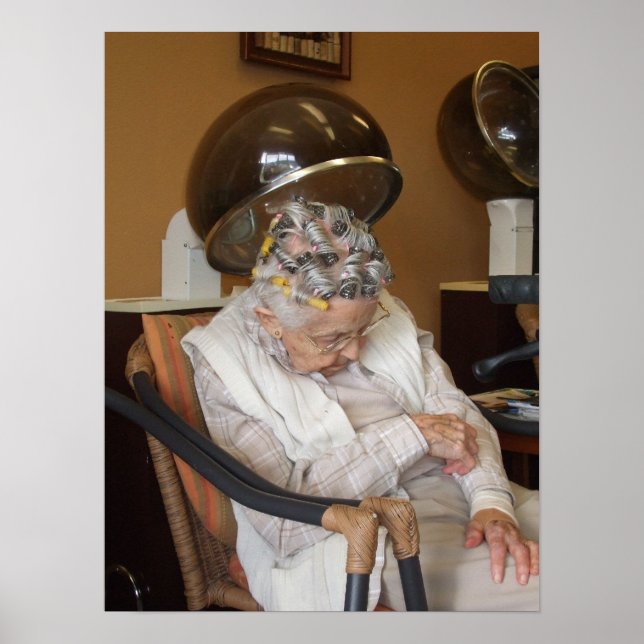 Little Old Woman Asov under Hair Dryer II Poster (Framsidan)