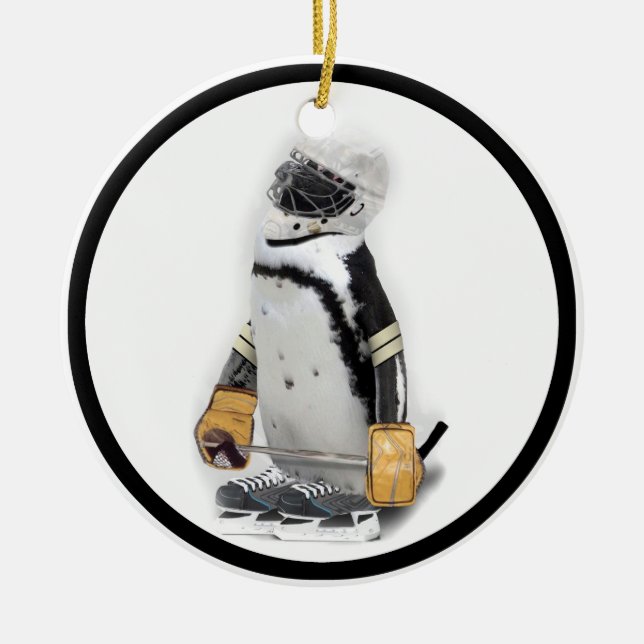 Little Penguin Wearing Hockey Gear Julgransprydnad Keramik (Framsidan)