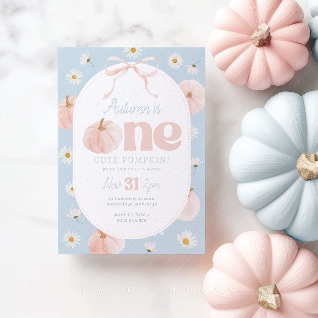Little Pumpkin 1st Birthday Daisy Blue Rosa Bow Inbjudningar (Blue and Pink 1st Birthday Invitation. One cute pumpkin theme with daisies, pumpkins and pink bow. )