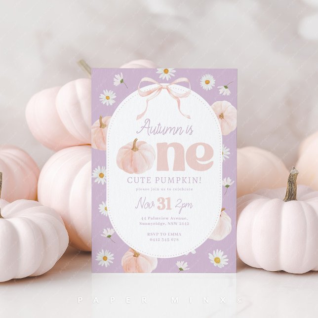 Little Pumpkin 1st Birthday Daisy Lila Bow Inbjudningar (One Cute Pumpkin! Girl's 1st birthday invitation with purple background, pumpkins and daisy flowers.)