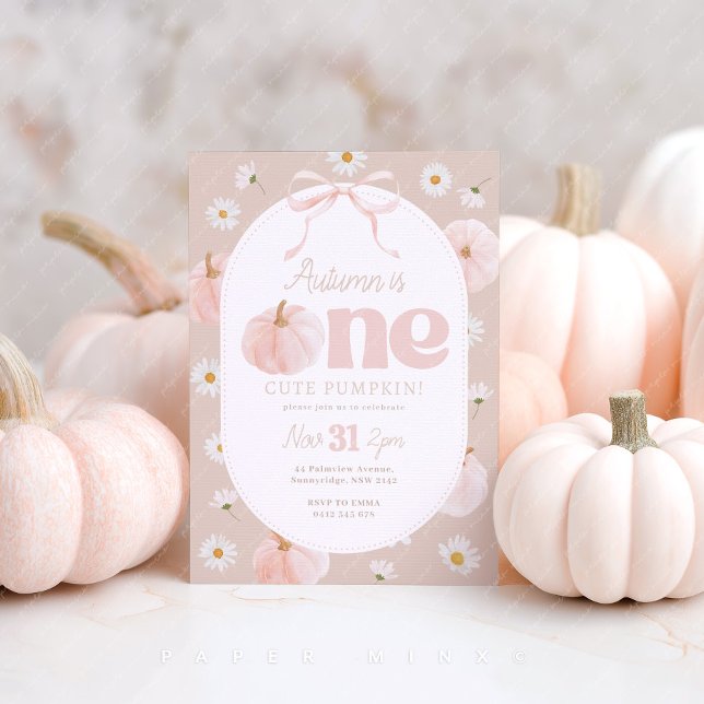 Little Pumpkin 1st Birthday Daisy Neutralt Bow Inbjudningar (One cute pumpkin! Girl's 1st birthday invitation neutral background pumpkins, daisy flowers and bow)