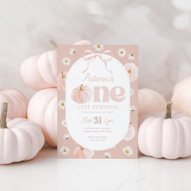 Little Pumpkin 1st Birthday Daisy Rosa Bow Inbjudningar (One Cute Pumpkin Girl's 1st birthday Invitation in pink with pumpkins, daisies and bow. )