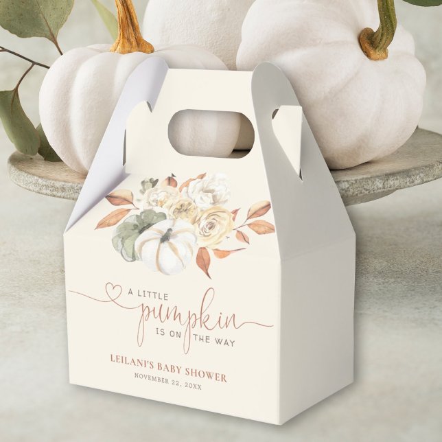 Little Pumpkin Autumn Blommigt Baby Shower Presentaskar (Autumn is in the air with this little pumpkin on the way fall floral baby shower favor box.)