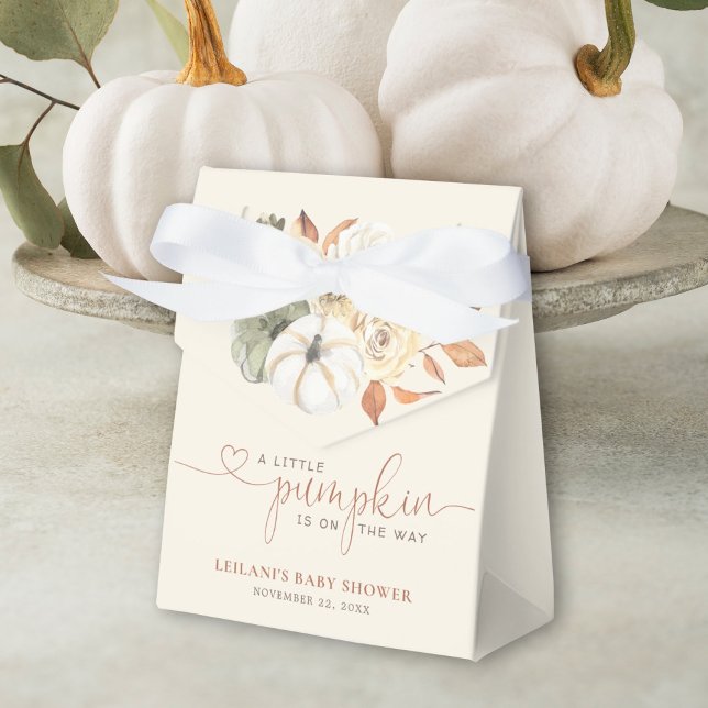 Little Pumpkin Blommigt Baby Shower Presentaskar (Autumn is in the air with this little pumpkin on the way fall floral baby shower favor tent.)