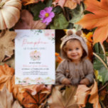 Little Pumpkin First Födelsedagsfest Photo Inbjudningar<br><div class="desc">Inbjudan dina gäster till ett minnesvärt firande med våra **Little Pumpkin First Födelsedagsfest Photo Invations**. Dessa vackert utformade inbjudningar kombinerar ett charmigt pumptema med en personlig beröring, med ett utrymme för att inkludera ett foto av din lilla. Med festive autumnal färg och adjektiv pumpkindesign, anger dessa inbjudningar perfektens ton för...</div>