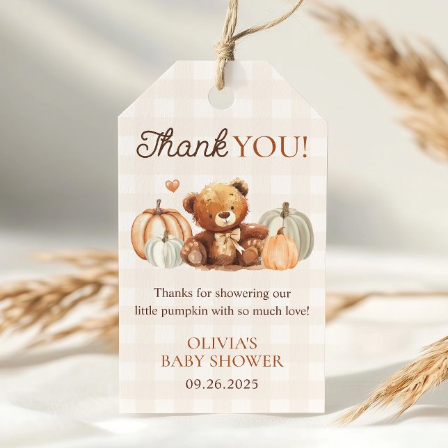 Little Pumpkin Gingham Bear Fall Baby Shower Favor Presentetikett (Skapare uppladdad)