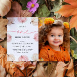 Little Pumpkin Turning One Birthday Photo Inbjudningar<br><div class="desc">Fånga din lilla första födelsedag med en **Little Pumpkin Turning One Birthday Photo Inbjudan**. Den här vackra inbjudan har ett sött pumptema, perfekt för ett fall firande. Anpassa den med ditt barns foto för att lägga till en personlig beröring och bjuda in vänner och familj att gå med i festligheterna....</div>