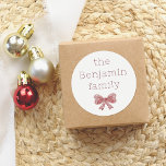 Little Red Bow | Anpassningsbar Family Namn-jul Runt Klistermärke<br><div class="desc">Lägg till en fin beröring till dina helgdag och kort med den här charmerande, runda klistermärket! Med din familj namn i enkel, modern typografi och en söt röd undersida i vattenfärgen är den här klistermärket perfekt för försegling av höljen, dekorering av presentlådor eller speciell tryck på party favors. Kolla in...</div>