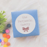 Little Red Bow | Anpassningsbar Family Namn-jul Runt Klistermärke<br><div class="desc">Lägg till en fin beröring till dina helgdag och kort med den här charmerande, runda klistermärket! Med din familj namn i enkel, modern typografi och en söt röd undersida i vattenfärgen är den här klistermärket perfekt för försegling av höljen, dekorering av presentlådor eller speciell tryck på party favors. Kolla in...</div>