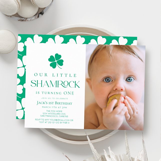 Little Shamrock Modern Boy Photo 1st Birthday Inbjudningar (Skapare uppladdad)