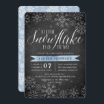 Little Snowflake Blue Chalkboard Baby Shower Inbjudningar<br><div class="desc">Brr! Frostiskt chic-inbjudningar till vinterbabyduschar har en vit snöflinga gräns på en rustisk kritbakgrund med ljusblå vattenfärgshastighet. "En liten snöflake är på väg" visas överst i chicens vita kalligrafskript. Anpassa med duschdetaljer om pojke under med hjälp av mallen fält. Kort bakåt till mönster i vitt snöflingor på en blek med...</div>